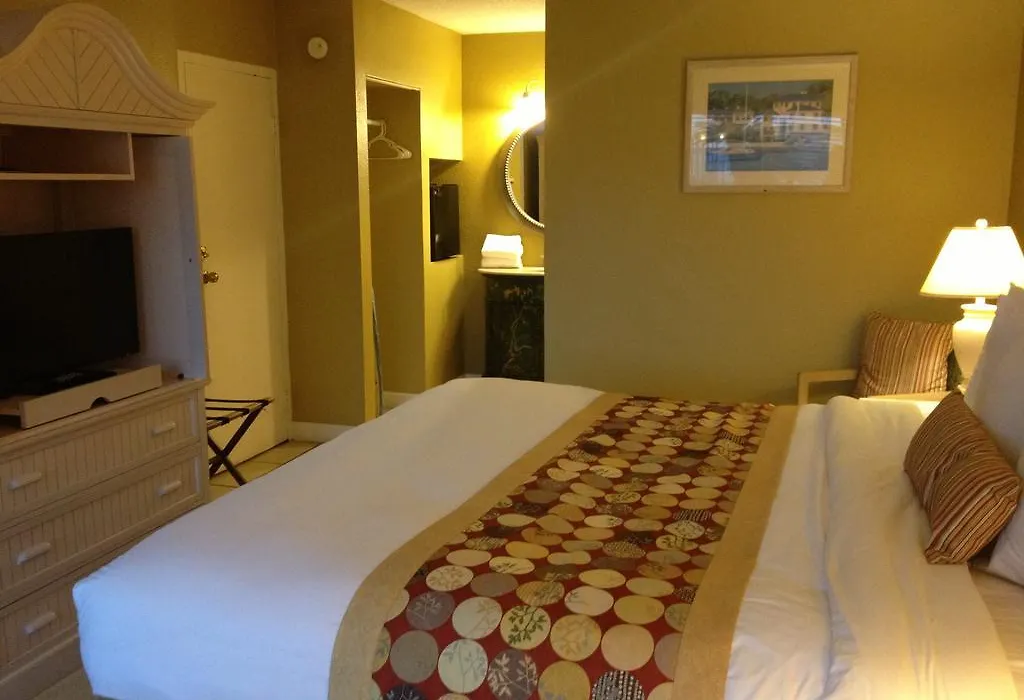 Monroe'S On The Lake Hotel & Banquet Hall-1